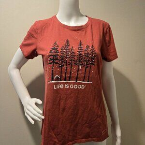 Life is Good Crusher T-Shirt Red Snowy Cabin Trees M
